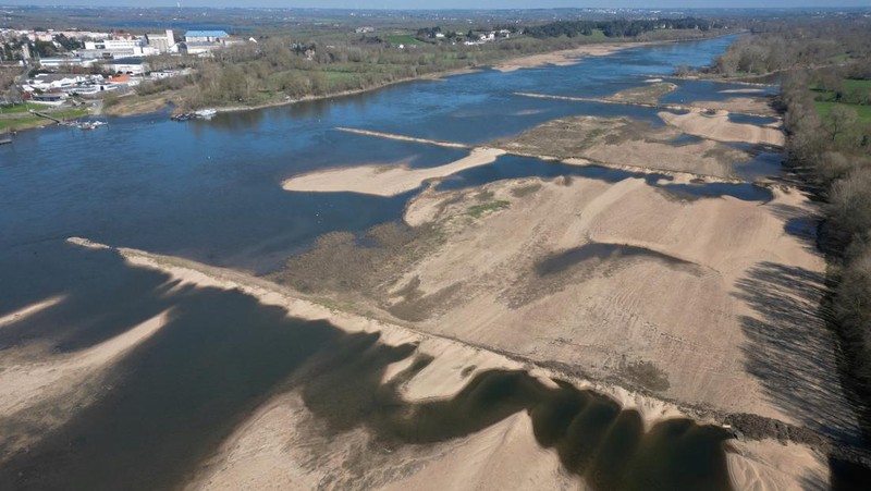 A view shows the Anjou-Bretagne bridge with sandbanks of the Loire River in Ancenis-Saint-Gereon, as France faces records winter dry spell raising fears of another summer of droughts and water restrictions, March 1, 2023. REUTERS/Stephane Mahe     TPX IMAGES OF THE DAY