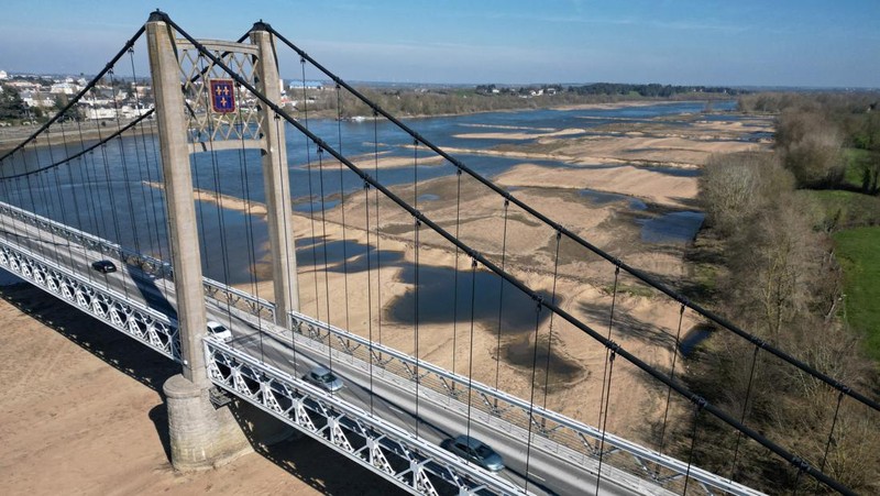 A view shows the Anjou-Bretagne bridge with sandbanks of the Loire River in Ancenis-Saint-Gereon, as France faces records winter dry spell raising fears of another summer of droughts and water restrictions, March 1, 2023. REUTERS/Stephane Mahe     TPX IMAGES OF THE DAY