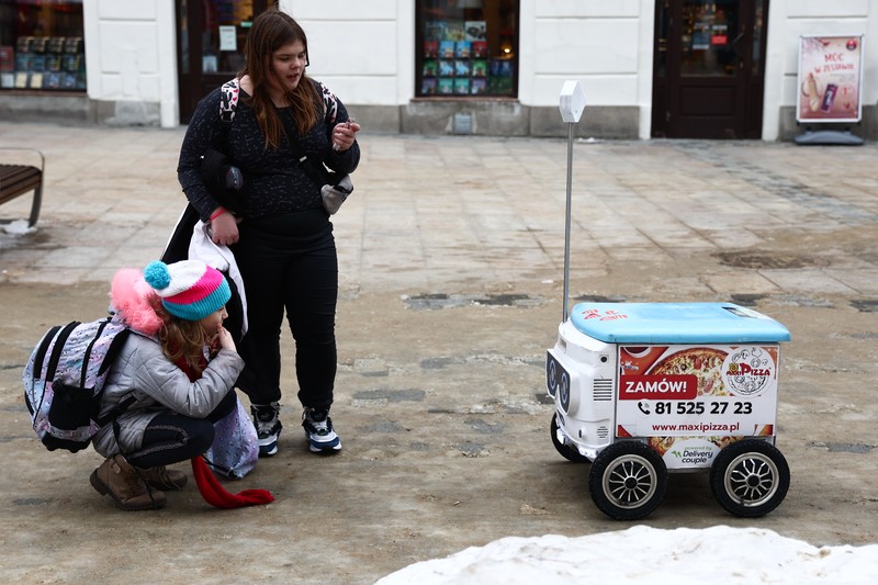 Robot pengantar makanan bernama Kasia terlihat dipresentasikan di jalan di Lublin, Polandia pada 10 Februari 2023. Robot pengantar makanan bernama Kasia terlihat dipresentasikan di jalan di Lublin, Polandia pada 10 Februari 2023. Perusahaan startup Delivery Couple memproduksi dan mengoperasikan robot semi-otonom yang mengantarkan makanan di delapan kota di Polandia saat ini. (Jakub Porzycki/Anadolu Agency via Getty Images)