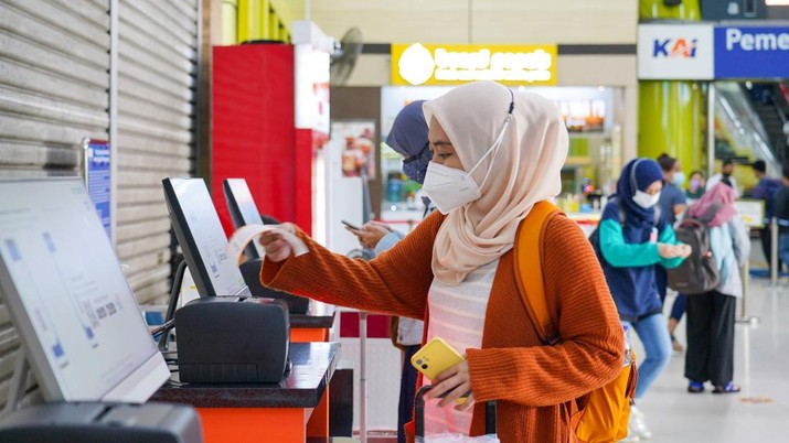 Ilustrasi pengecekan tiket kereta api jarak jauh di stasiun/Dok: KAI Ilustrasi pengecekan tiket kereta api jarak jauh di stasiun/Dok: KAI
