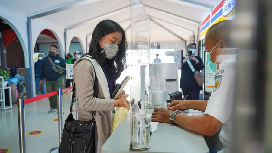 Ilustrasi pengecekan tiket kereta api jarak jauh di stasiun/Dok: KAI