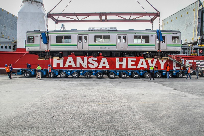 TANJUNG PRIOK, JAKARTA, INDONESIA - 2015/05/05: Some officers assisted heavy equipment lowered railroad cars at the Port of Tanjung Priok. PT KAI Commuter Jabodetabek (KJC) bring 32 units of KRL purchased a used 205 series from Japan. The train is the first stage of the delivery program for the procurement of 176 units of KRL 2014. (Photo by Garry Andrew Lotulung/Pacific Press/LightRocket via Getty Images)
