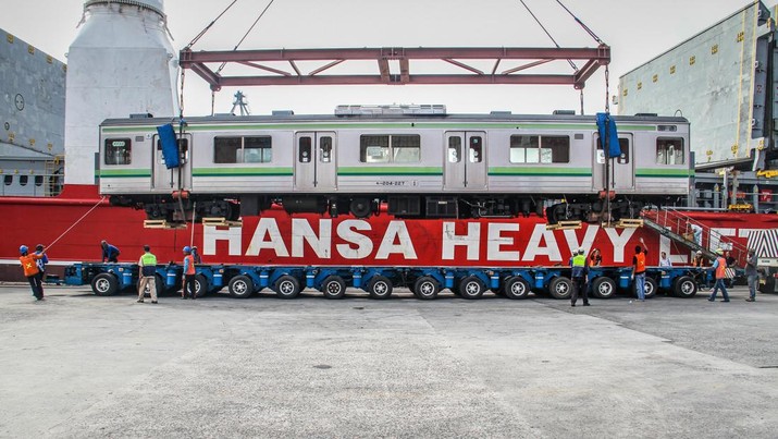 TANJUNG PRIOK, JAKARTA, INDONESIA - 2015/05/05: Some officers assisted heavy equipment lowered railroad cars at the Port of Tanjung Priok. PT KAI Commuter Jabodetabek (KJC) bring 32 units of KRL purchased a used 205 series from Japan. The train is the first stage of the delivery program for the procurement of 176 units of KRL 2014. (Photo by Garry Andrew Lotulung/Pacific Press/LightRocket via Getty Images)