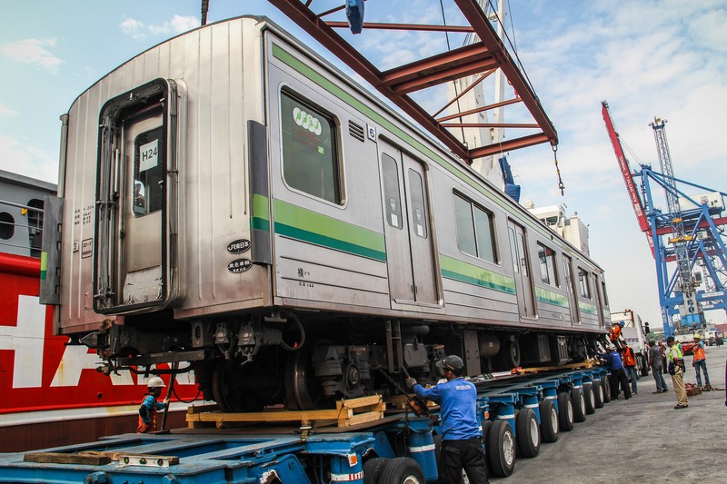TANJUNG PRIOK, JAKARTA, INDONESIA - 2015/05/05: Some officers assisted heavy equipment lowered railroad cars at the Port of Tanjung Priok. PT KAI Commuter Jabodetabek (KJC) bring 32 units of KRL purchased a used 205 series from Japan. The train is the first stage of the delivery program for the procurement of 176 units of KRL 2014. (Photo by Garry Andrew Lotulung/Pacific Press/LightRocket via Getty Images)