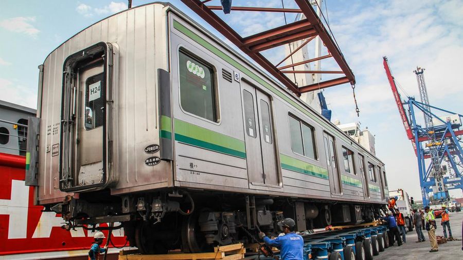 TANJUNG PRIOK, JAKARTA, INDONESIA - 2015/05/05: Some officers assisted heavy equipment lowered railroad cars at the Port of Tanjung Priok. PT KAI Commuter Jabodetabek (KJC) bring 32 units of KRL purchased a used 205 series from Japan. The train is the first stage of the delivery program for the procurement of 176 units of KRL 2014. (Photo by Garry Andrew Lotulung/Pacific Press/LightRocket via Getty Images)
