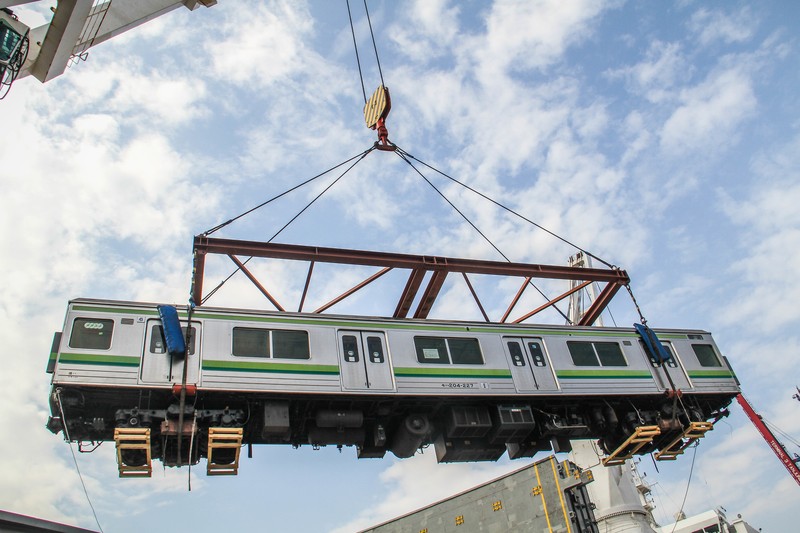 TANJUNG PRIOK, JAKARTA, INDONESIA - 2015/05/05: Some officers assisted heavy equipment lowered railroad cars at the Port of Tanjung Priok. PT KAI Commuter Jabodetabek (KJC) bring 32 units of KRL purchased a used 205 series from Japan. The train is the first stage of the delivery program for the procurement of 176 units of KRL 2014. (Photo by Garry Andrew Lotulung/Pacific Press/LightRocket via Getty Images)
