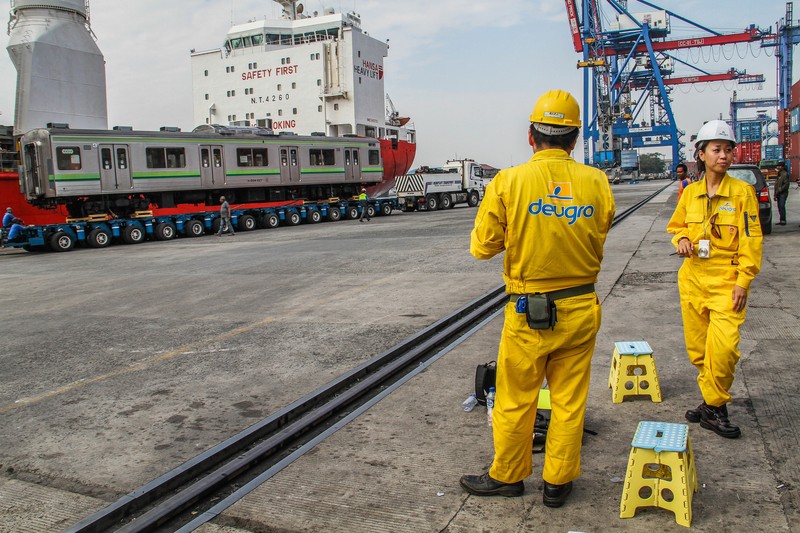 TANJUNG PRIOK, JAKARTA, INDONESIA - 2015/05/05: Some officers assisted heavy equipment lowered railroad cars at the Port of Tanjung Priok. PT KAI Commuter Jabodetabek (KJC) bring 32 units of KRL purchased a used 205 series from Japan. The train is the first stage of the delivery program for the procurement of 176 units of KRL 2014. (Photo by Garry Andrew Lotulung/Pacific Press/LightRocket via Getty Images)