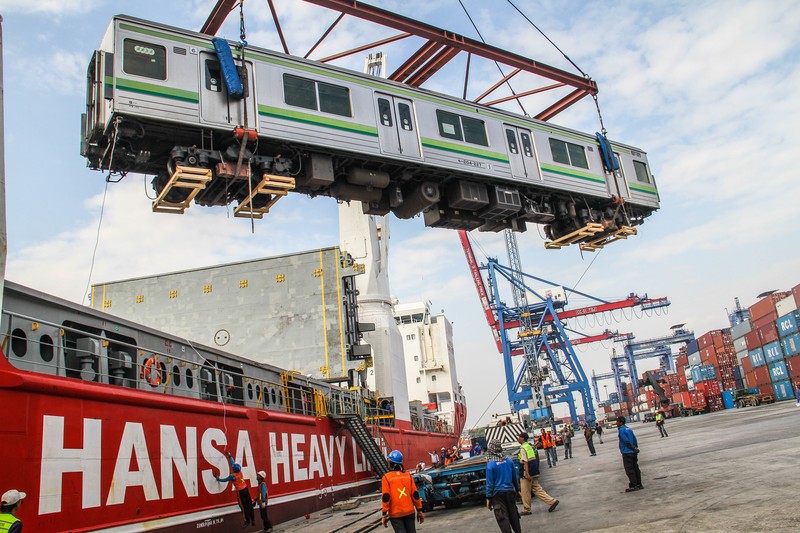 TANJUNG PRIOK, JAKARTA, INDONESIA - 2015/05/05: Some officers assisted heavy equipment lowered railroad cars at the Port of Tanjung Priok. PT KAI Commuter Jabodetabek (KJC) bring 32 units of KRL purchased a used 205 series from Japan. The train is the first stage of the delivery program for the procurement of 176 units of KRL 2014. (Photo by Garry Andrew Lotulung/Pacific Press/LightRocket via Getty Images)