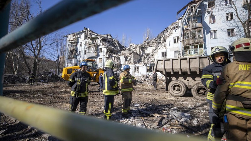 Pemandangan situs saat upaya pencarian dan penyelamatan berlanjut di puing-puing bangunan setelah serangan rudal pasukan Rusia, pada 02 Maret 2023 di Zaporizhzhia, Ukraina. Sedikitnya empat orang tewas dan delapan lainnya luka-luka dalam serangan rudal di wilayah tenggara Zaporizhzhia, Ukraina, Kamis pagi. Sebuah roket yang ditembakkan oleh militer Rusia menghantam gedung berlantai lima, kata Kepolisian Nasional Ukraina dalam sebuah pernyataan. (Mustafa Ciftci/Anadolu Agency via Getty Images)