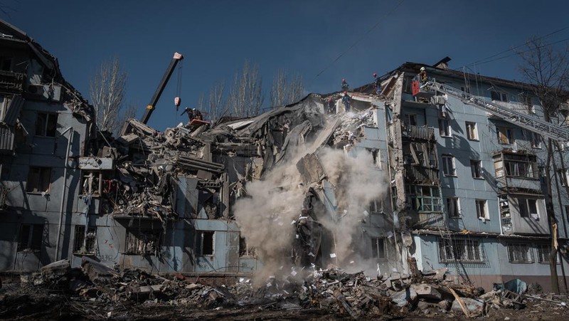 Pemandangan situs saat upaya pencarian dan penyelamatan berlanjut di puing-puing bangunan setelah serangan rudal pasukan Rusia, pada 02 Maret 2023 di Zaporizhzhia, Ukraina. Sedikitnya empat orang tewas dan delapan lainnya luka-luka dalam serangan rudal di wilayah tenggara Zaporizhzhia, Ukraina, Kamis pagi. Sebuah roket yang ditembakkan oleh militer Rusia menghantam gedung berlantai lima, kata Kepolisian Nasional Ukraina dalam sebuah pernyataan. (Mustafa Ciftci/Anadolu Agency via Getty Images)