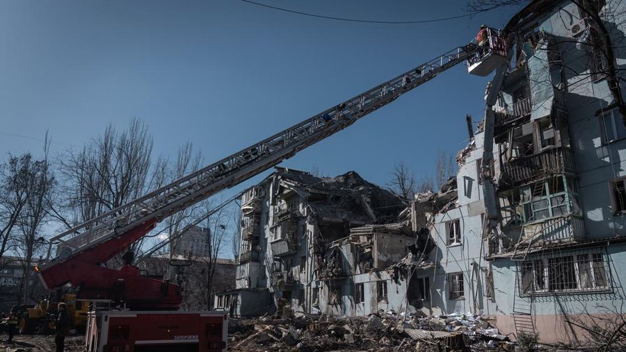 Pemandangan situs saat upaya pencarian dan penyelamatan berlanjut di puing-puing bangunan setelah serangan rudal pasukan Rusia, pada 02 Maret 2023 di Zaporizhzhia, Ukraina. Sedikitnya empat orang tewas dan delapan lainnya luka-luka dalam serangan rudal di wilayah tenggara Zaporizhzhia, Ukraina, Kamis pagi. Sebuah roket yang ditembakkan oleh militer Rusia menghantam gedung berlantai lima, kata Kepolisian Nasional Ukraina dalam sebuah pernyataan. (Mustafa Ciftci/Anadolu Agency via Getty Images)