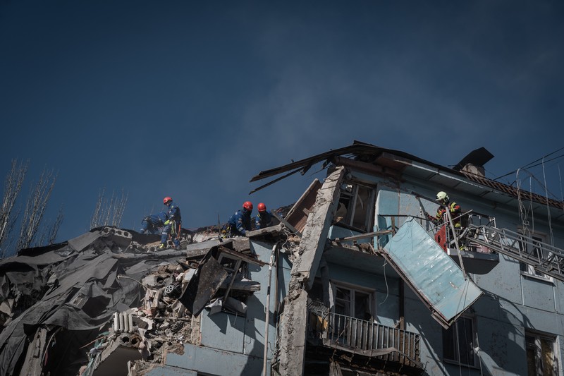 Pemandangan situs saat upaya pencarian dan penyelamatan berlanjut di puing-puing bangunan setelah serangan rudal pasukan Rusia, pada 02 Maret 2023 di Zaporizhzhia, Ukraina. Sedikitnya empat orang tewas dan delapan lainnya luka-luka dalam serangan rudal di wilayah tenggara Zaporizhzhia, Ukraina, Kamis pagi. Sebuah roket yang ditembakkan oleh militer Rusia menghantam gedung berlantai lima, kata Kepolisian Nasional Ukraina dalam sebuah pernyataan. (Mustafa Ciftci/Anadolu Agency via Getty Images)