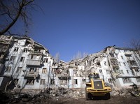 Potret Baru Ngeri Serangan Rusia Saat Apartemen Sipil Dirudal