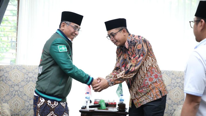 Pertemuan yang dilakukan oleh Dirjen Pajak dengan PBNU merupakan pertemuan rutin bersifat silaturahmi.  Sebagaimana dilakukan tahun lalu, Dirjen Pajak juga bersilaturahmi ke berbagai Tokoh masyarakat dan organisasi keagamaan. (Dok. Dirjen Pajak)