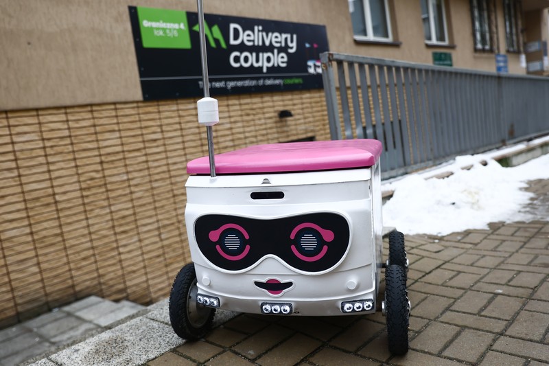 Robot pengantar makanan bernama Kasia terlihat dipresentasikan di jalan di Lublin, Polandia pada 10 Februari 2023. Robot pengantar makanan bernama Kasia terlihat dipresentasikan di jalan di Lublin, Polandia pada 10 Februari 2023. Perusahaan startup Delivery Couple memproduksi dan mengoperasikan robot semi-otonom yang mengantarkan makanan di delapan kota di Polandia saat ini. (Jakub Porzycki/Anadolu Agency via Getty Images)