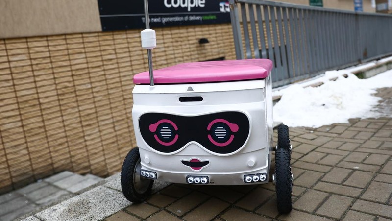 Robot pengantar makanan bernama Kasia terlihat dipresentasikan di jalan di Lublin, Polandia pada 10 Februari 2023. Perusahaan startup Delivery Couple memproduksi dan mengoperasikan robot semi-otonom yang mengantarkan makanan di delapan kota di Polandia saat ini. (Jakub Porzycki/Anadolu Agency via Getty Images)