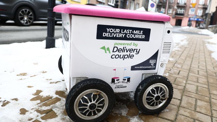 Robot pengantar makanan bernama Kasia terlihat dipresentasikan di jalan di Lublin, Polandia pada 10 Februari 2023. Perusahaan startup Delivery Couple memproduksi dan mengoperasikan robot semi-otonom yang mengantarkan makanan di delapan kota di Polandia saat ini. (Jakub Porzycki/Anadolu Agency via Getty Images)