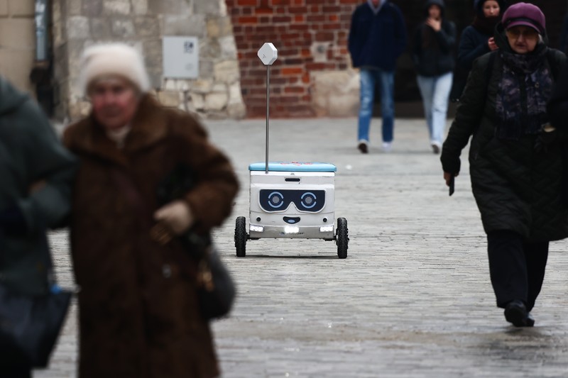 Robot pengantar makanan bernama Kasia terlihat dipresentasikan di jalan di Lublin, Polandia pada 10 Februari 2023. Robot pengantar makanan bernama Kasia terlihat dipresentasikan di jalan di Lublin, Polandia pada 10 Februari 2023. Perusahaan startup Delivery Couple memproduksi dan mengoperasikan robot semi-otonom yang mengantarkan makanan di delapan kota di Polandia saat ini. (Jakub Porzycki/Anadolu Agency via Getty Images)