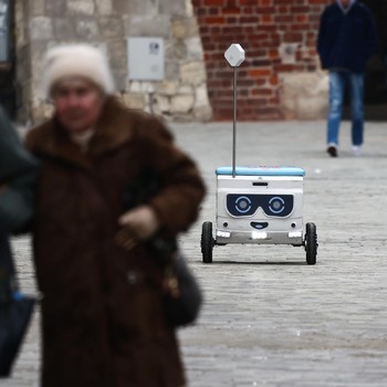Imut! Kasia dan Mateusz Robot Kurir Makanan di Polandia