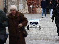 Imut! Kasia dan Mateusz Robot Kurir Makanan di Polandia