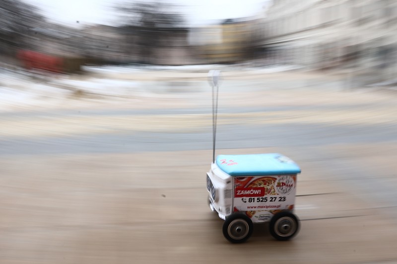 Robot pengantar makanan bernama Kasia terlihat dipresentasikan di jalan di Lublin, Polandia pada 10 Februari 2023. Robot pengantar makanan bernama Kasia terlihat dipresentasikan di jalan di Lublin, Polandia pada 10 Februari 2023. Perusahaan startup Delivery Couple memproduksi dan mengoperasikan robot semi-otonom yang mengantarkan makanan di delapan kota di Polandia saat ini. (Jakub Porzycki/Anadolu Agency via Getty Images)