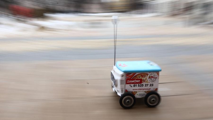 Robot pengantar makanan bernama Kasia terlihat dipresentasikan di jalan di Lublin, Polandia pada 10 Februari 2023. Perusahaan startup Delivery Couple memproduksi dan mengoperasikan robot semi-otonom yang mengantarkan makanan di delapan kota di Polandia saat ini. (Jakub Porzycki/Anadolu Agency via Getty Images)
