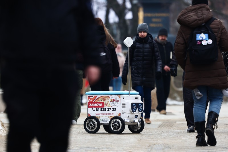 Robot pengantar makanan bernama Kasia terlihat dipresentasikan di jalan di Lublin, Polandia pada 10 Februari 2023. Robot pengantar makanan bernama Kasia terlihat dipresentasikan di jalan di Lublin, Polandia pada 10 Februari 2023. Perusahaan startup Delivery Couple memproduksi dan mengoperasikan robot semi-otonom yang mengantarkan makanan di delapan kota di Polandia saat ini. (Jakub Porzycki/Anadolu Agency via Getty Images)