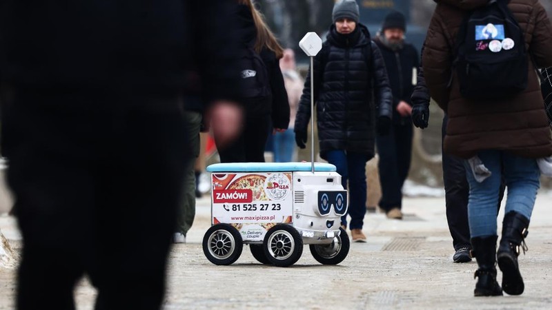 Robot pengantar makanan bernama Kasia terlihat dipresentasikan di jalan di Lublin, Polandia pada 10 Februari 2023. Perusahaan startup Delivery Couple memproduksi dan mengoperasikan robot semi-otonom yang mengantarkan makanan di delapan kota di Polandia saat ini. (Jakub Porzycki/Anadolu Agency via Getty Images)
