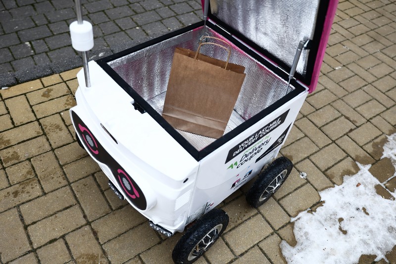 Robot pengantar makanan bernama Kasia terlihat dipresentasikan di jalan di Lublin, Polandia pada 10 Februari 2023. Robot pengantar makanan bernama Kasia terlihat dipresentasikan di jalan di Lublin, Polandia pada 10 Februari 2023. Perusahaan startup Delivery Couple memproduksi dan mengoperasikan robot semi-otonom yang mengantarkan makanan di delapan kota di Polandia saat ini. (Jakub Porzycki/Anadolu Agency via Getty Images)