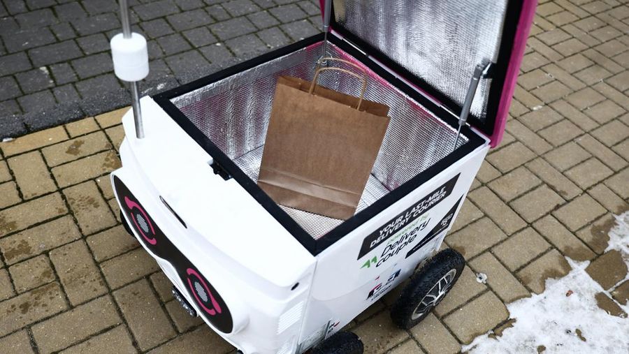 Robot pengantar makanan bernama Kasia terlihat dipresentasikan di jalan di Lublin, Polandia pada 10 Februari 2023. Perusahaan startup Delivery Couple memproduksi dan mengoperasikan robot semi-otonom yang mengantarkan makanan di delapan kota di Polandia saat ini. (Jakub Porzycki/Anadolu Agency via Getty Images)