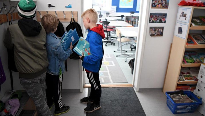 Sekolah di Finlandia Pupils get ready to start a lesson at the Lauttasaari elementary school in Helsinki, Finland, on May 14, 2020. - (Photo by Jussi Nukari / Lehtikuva / AFP) / Finland OUT (Photo by JUSSI NUKARI/Lehtikuva/AFP via Getty Images)