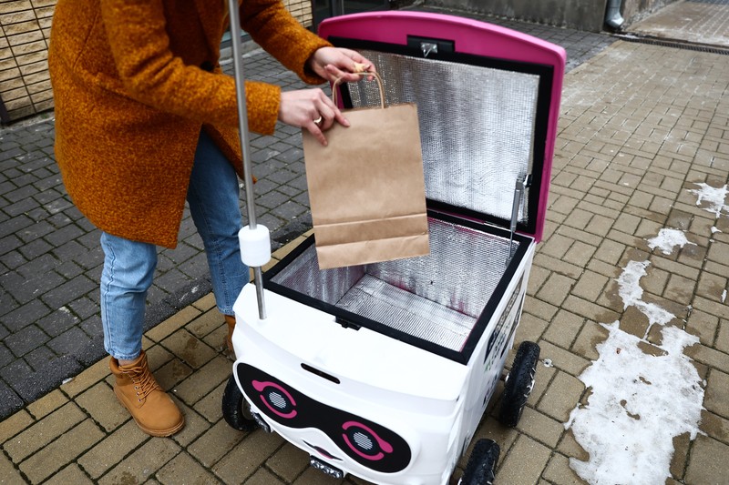 Robot pengantar makanan bernama Kasia terlihat dipresentasikan di jalan di Lublin, Polandia pada 10 Februari 2023. Robot pengantar makanan bernama Kasia terlihat dipresentasikan di jalan di Lublin, Polandia pada 10 Februari 2023. Perusahaan startup Delivery Couple memproduksi dan mengoperasikan robot semi-otonom yang mengantarkan makanan di delapan kota di Polandia saat ini. (Jakub Porzycki/Anadolu Agency via Getty Images)