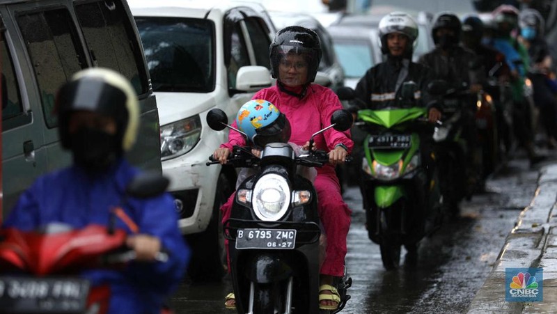 Suasana lalu lintas (lalin) di sejumlah tol di Jakarta mengalami kemacetan siang hingga menjelang sore hari, Kamis (2/3/2023). (CNBC Indonesia/Tri Susilo)