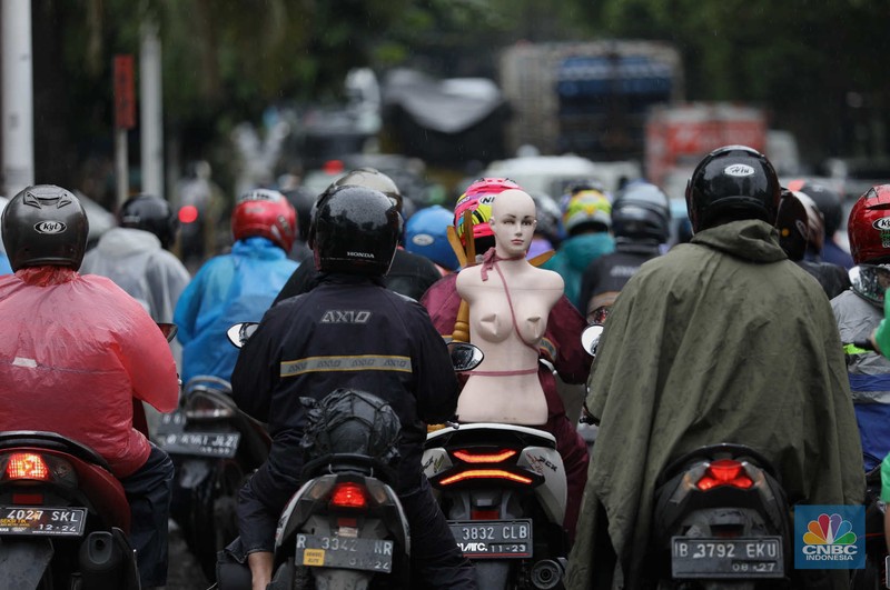 Suasana lalu lintas (lalin) di sejumlah tol di Jakarta mengalami kemacetan siang hingga menjelang sore hari, Kamis (2/3/2023). (CNBC Indonesia/Tri Susilo)