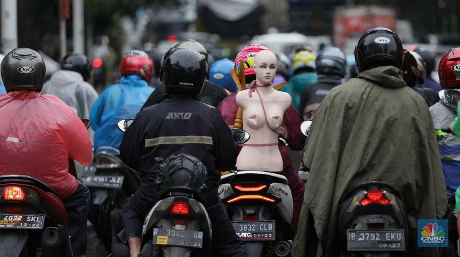 Suasana lalu lintas (lalin) di sejumlah tol di Jakarta mengalami kemacetan siang hingga menjelang sore hari, Kamis (2/3/2023). (CNBC Indonesia/Tri Susilo)
