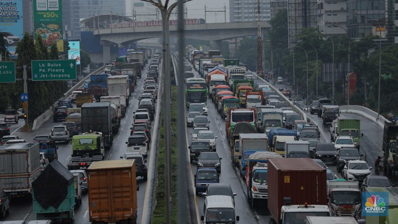 Suasana lalu lintas (lalin) di sejumlah tol di Jakarta mengalami kemacetan siang hingga menjelang sore hari, Kamis (2/3/2023). (CNBC Indonesia/Tri Susilo)