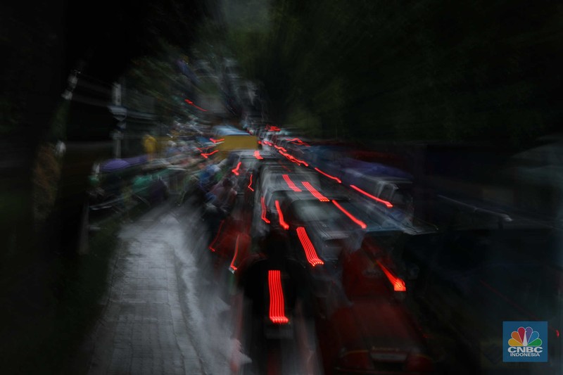 Suasana lalu lintas (lalin) di sejumlah tol di Jakarta mengalami kemacetan siang hingga menjelang sore hari, Kamis (2/3/2023). (CNBC Indonesia/Tri Susilo)