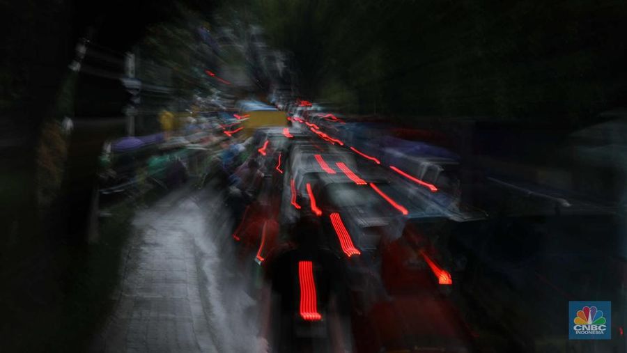 Suasana lalu lintas (lalin) di sejumlah tol di Jakarta mengalami kemacetan siang hingga menjelang sore hari, Kamis (2/3/2023). (CNBC Indonesia/Tri Susilo)