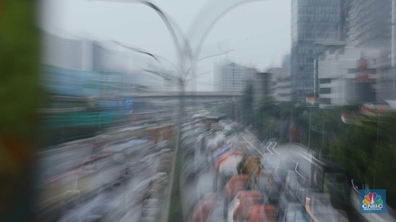 Suasana lalu lintas (lalin) di sejumlah tol di Jakarta mengalami kemacetan siang hingga menjelang sore hari, Kamis (2/3/2023). (CNBC Indonesia/Tri Susilo)