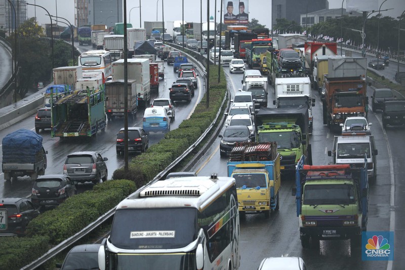 Suasana lalu lintas (lalin) di sejumlah tol di Jakarta mengalami kemacetan siang hingga menjelang sore hari, Kamis (2/3/2023). (CNBC Indonesia/Tri Susilo)