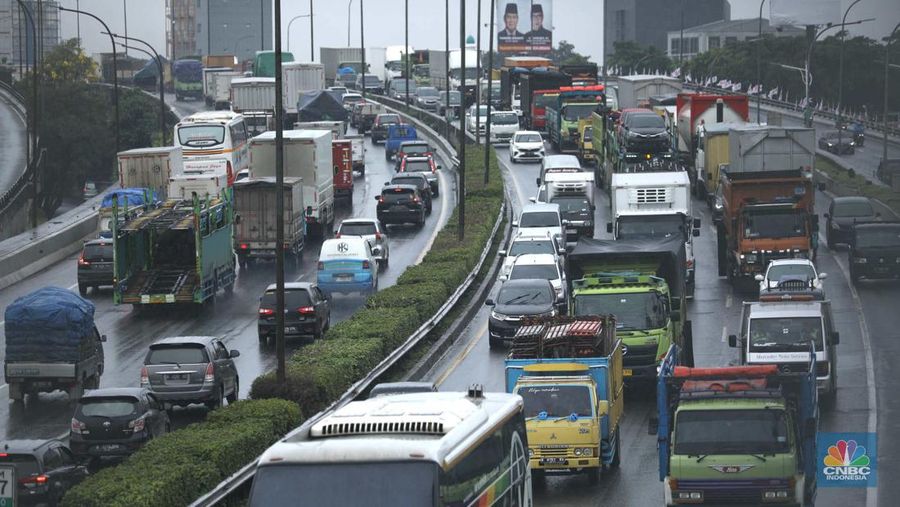 Suasana lalu lintas (lalin) di sejumlah tol di Jakarta mengalami kemacetan siang hingga menjelang sore hari, Kamis (2/3/2023). (CNBC Indonesia/Tri Susilo)