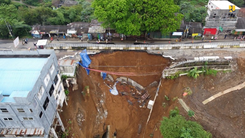 Tangani Longsor Jalan Nasional Bogor-Sukabumi, Kementerian PUPR Bergerak Cepat Bangun Jembatan Bailey. (Dok PUPR) Tangani Longsor Jalan Nasional Bogor-Sukabumi, Kementerian PUPR Bergerak Cepat Bangun Jembatan Bailey. (Dok PUPR)