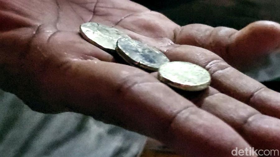 Aktivitas penambang emas di Desa Mekarjaya, Kabupaten Sukabumi.