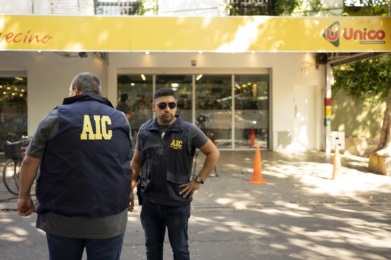ARGENTINA-VIOLENCE/MESSI A police officer stands guard outside a supermarket that belongs to the family of Antonela Roccuzzo, wife of Argentine soccer star Lionel Messi, after after two people on motorcycles attacked it and left a threatening message for Messi and the city mayor, Pablo Javkin, according to local media, in Rosario, Argentina March 2, 2023. REUTERS/Luciano Bisbal NO RESALES. NO ARCHIVES