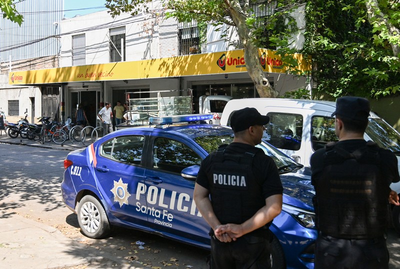ARGENTINA-VIOLENCE/MESSI A police officer stands guard outside a supermarket that belongs to the family of Antonela Roccuzzo, wife of Argentine soccer star Lionel Messi, after after two people on motorcycles attacked it and left a threatening message for Messi and the city mayor, Pablo Javkin, according to local media, in Rosario, Argentina March 2, 2023. REUTERS/Luciano Bisbal NO RESALES. NO ARCHIVES