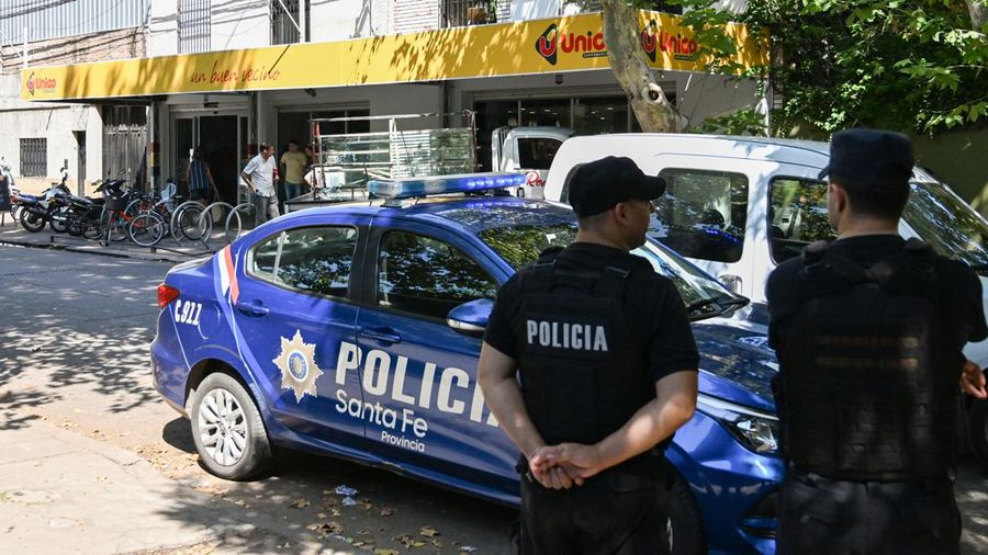 A police officer stands guard outside a supermarket that belongs to the family of Antonela Roccuzzo, wife of Argentine soccer star Lionel Messi, after after two people on motorcycles attacked it and left a threatening message for Messi and the city mayor, Pablo Javkin, according to local media, in Rosario, Argentina March 2, 2023. REUTERS/Luciano Bisbal NO RESALES. NO ARCHIVES