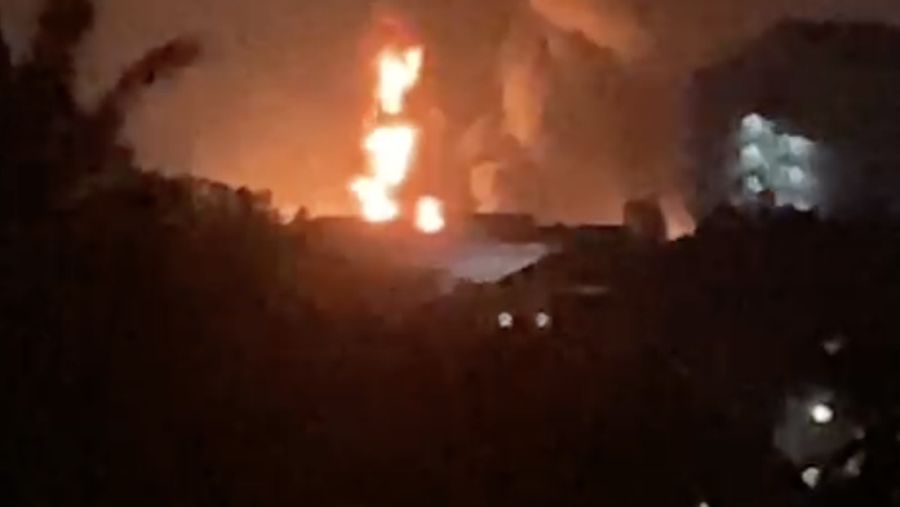 Kebakaran di Kawasan Plumpang, Jakarta Utara, Jumat, 3/3/2023. (Tangkapan Layar)