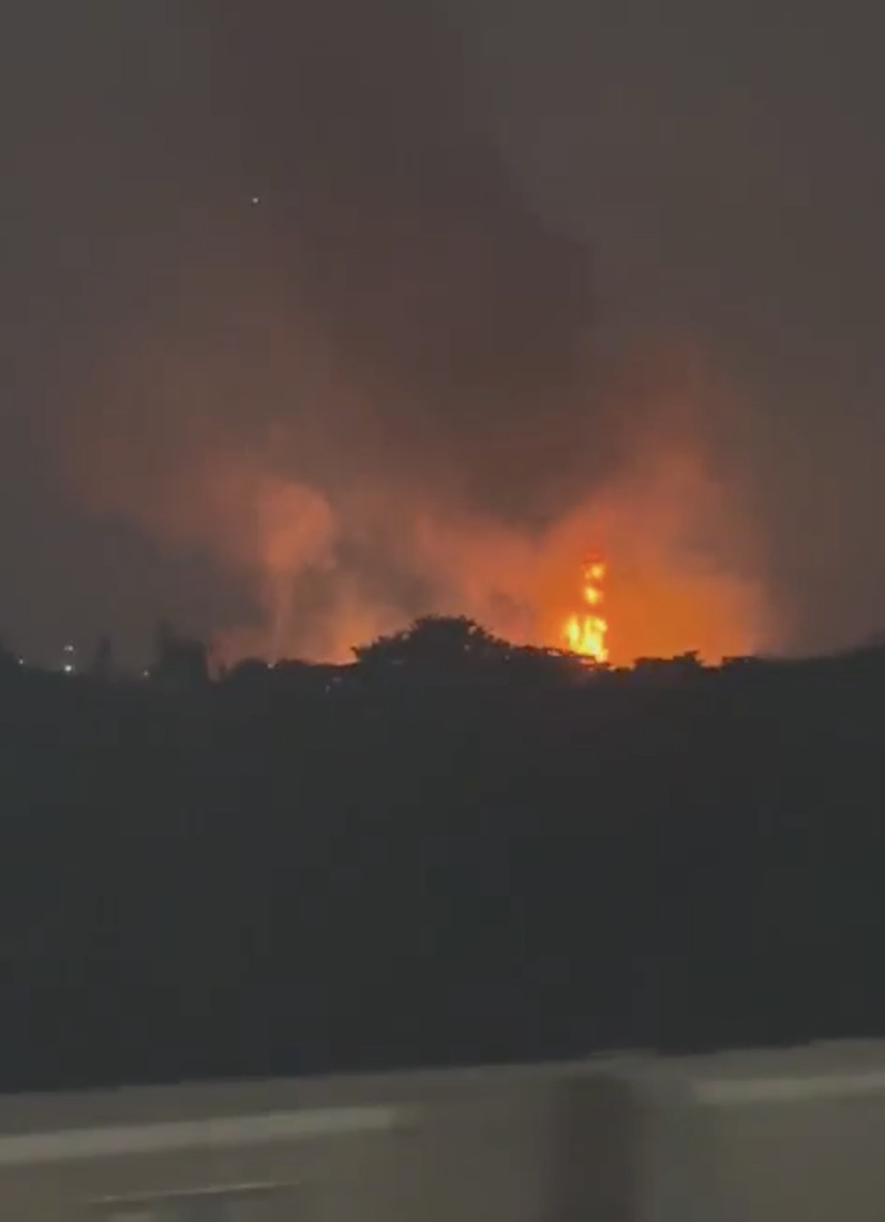 Kebakaran di Kawasan Plumpang, Jakarta Utara, Jumat, 3/3/2023. (Tangkapan Layar) Kebakaran di Kawasan Plumpang, Jakarta Utara, Jumat, 3/3/2023. (Tangkapan Layar)