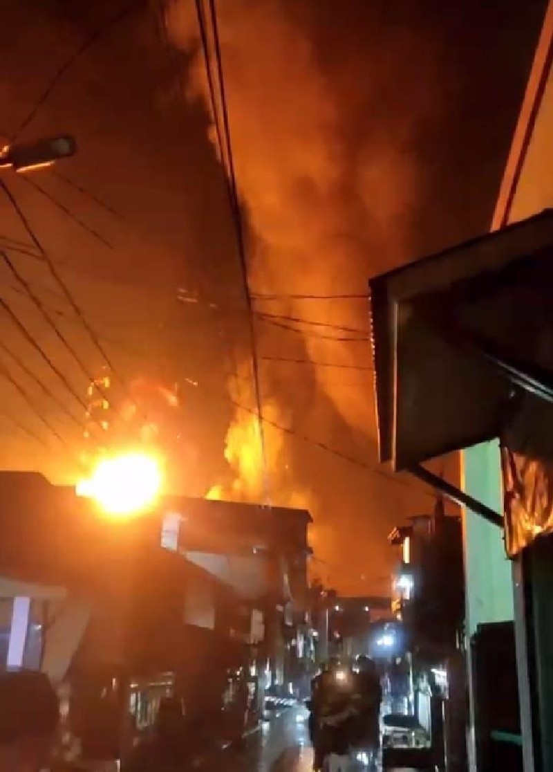 Kebakaran di Kawasan Plumpang, Jakarta Utara, Jumat, 3/3/2023. (Tangkapan Layar) Kebakaran di Kawasan Plumpang, Jakarta Utara, Jumat, 3/3/2023. (Tangkapan Layar)