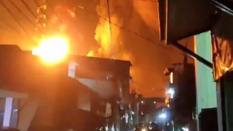 Kebakaran di Kawasan Plumpang, Jakarta Utara, Jumat, 3/3/2023. (Tangkapan Layar)